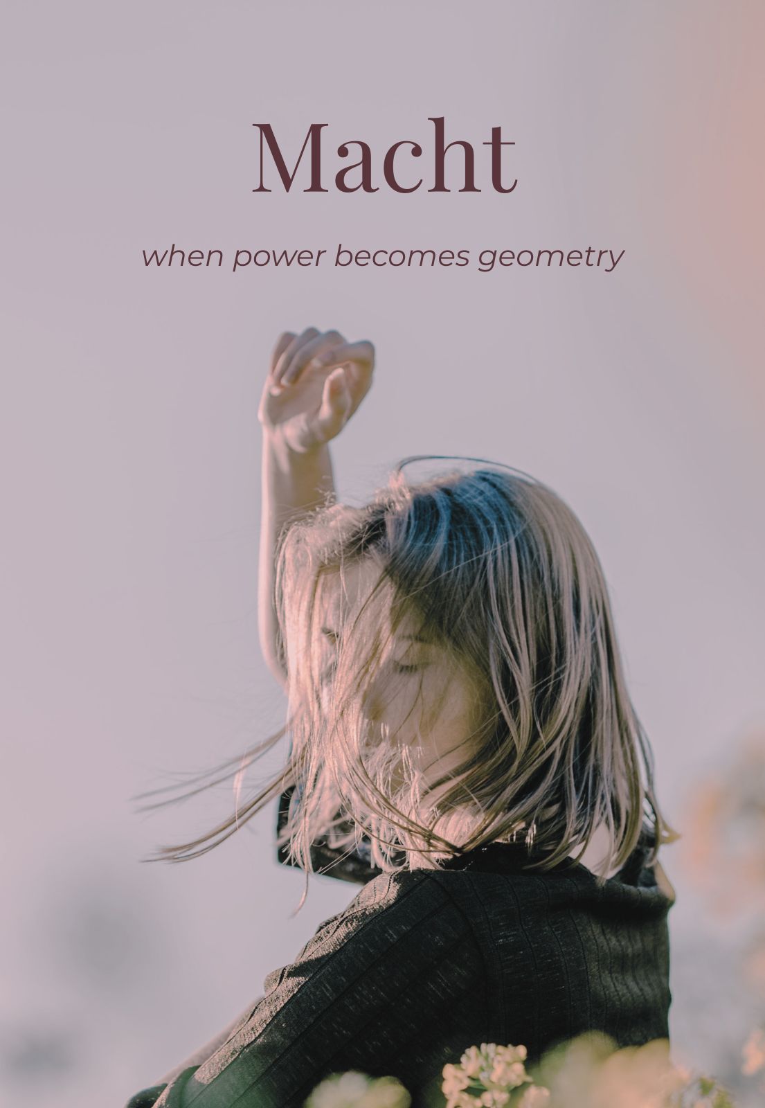 Renate Hechenberger – Symbolbild für weibliche Führungskraft, die in Stille nach innen blickt. Zürich, Executive-Office, goldene Tür, gelebte Selbstführung.