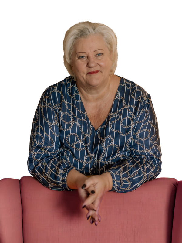 Renate Hechenberger – Mentoring für Frauen in Business, Politik, Wissenschaft und Kultur. Kraftvolles Porträt mit goldenem Hintergrund, Symbol für gelebte weibliche Führung und inneres Erinnern.