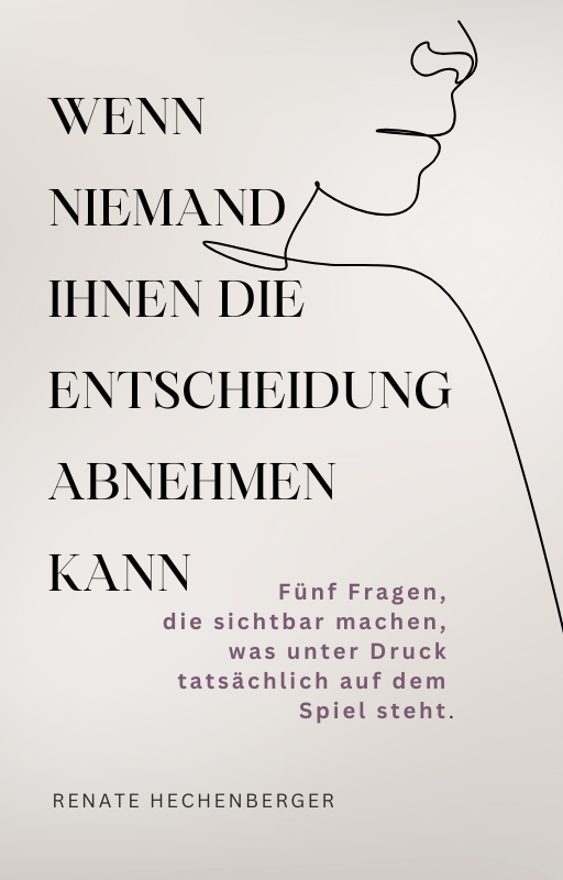 Renate Hechenberger – Mentoring für Frauen in Business, Politik, Wissenschaft und Kultur. Kraftvolles Porträt mit goldenem Hintergrund, Symbol für gelebte weibliche Führung und inneres Erinnern.
